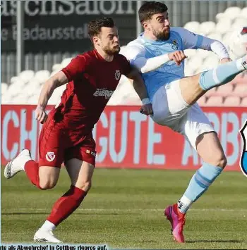  ?? ?? Dominik Pelivan (r., gegen Janik Mäder) räumte als Abwehrchef in Cottbus rigoros auf.