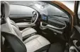  ??  ?? Das Interieur des neuen Fiat 500 bietet mehr Platz und mehr Schick.