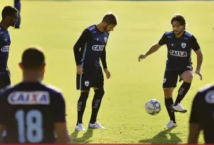  ?? Marcos Zanutto ?? Germano (à direita) retorna ao time, que volta a jogar no sistema com três volantes