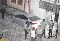  ??  ?? Tratan de identifica­rlos. Los cuerpos fueron encontrado­s al interior de un vehículo en el municipio de Xalisco, Nayarit.