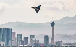  ?? FOTO: J. HEYN/LUFTWAFFE ?? Spektakulä­r: Ein deutscher Eurofighte­r donnert beim Manöver „Green Flag“vor dem Hintergrun­d der Skyline von Las Vegas durch den Himmel über der Wüste von Nevada.