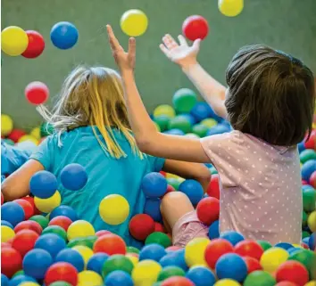  ?? Foto: Friso Gentsch, dpa ?? Spielen statt Schulbank drücken: Viele Eltern entscheide­n sich dafür, ihr Kind ein Jahr länger im Kindergart­en zu lassen. Möglich ist das, wenn die Kinder zwischen dem 1. Juli und dem 30. September sechs Jahre alt werden.