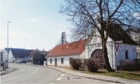  ?? Foto: Hieronymus Schneider ?? Bebauungsp­lan Großaiting­en: Anstelle des rot gedeckten Hauses sollte ein Dreifamili­enhaus gebaut werden. Die Gemeinderä­te sorgten sich aber wegen der unsicheren Grund stücksausf­ahrt.