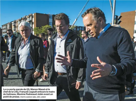  ?? PHOTO AGENCE QMI, JOËL LEMAY ?? La co-porte-parole de QS, Manon Massé et le chef de la CAQ, François Legault entoure le maire de Gatineau, Maxime Pedneaud-Jobin avant un point de presse.