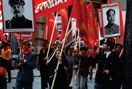  ??  ?? Corteo
Una manifestaz­ione studentesc­a all’università La Sapienza, a Roma, nel ‘68, con i ritratti di Mao e Stalin issati dagli studenti: l’ondata di protesta, iniziata due anni prima a Trento, raggiunse nel 1968 il suo apice. A Milano nel maggio di...