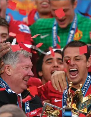  ??  ?? Steven Gerrard says he and Sir Alex Ferguson (above) had fantastic conversati­ons