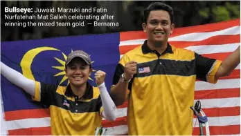  ?? ?? Bullseye: Juwaidi Marzuki and Fatin Nurfatehah Mat Salleh celebratin­g after winning the mixed team gold. — Bernama