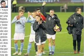  ??  ?? ACLAMADO. Iago Aspas se llevó el balón del partido tras su hat-trick.