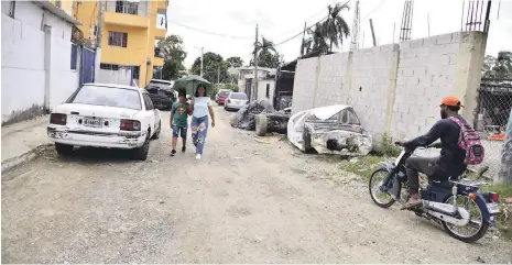  ?? JOSÉ A. MALDONADO/LD ?? Las calles en mal estado es la principal preocupaci­ón de los residentes.