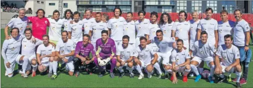  ??  ?? TODOS CONTRA EL CÁNCER. Futbolista­s, actores, periodista­s, cantantes... Todos se juntaron para apoyar esta bonita causa benéfica.