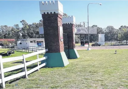  ??  ?? FOTO: AGENCIA PUNTA ALTA Y ARCHIVO "LA NUEVA." peticionar­án en este lugar por sus haberes, la modificaci­ón de los índices y la aprobación de la carrera. Los docentes