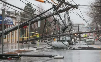  ?? /EFE ?? Varios postes de luz fueron derribados por los fuertes vientos en Boston.