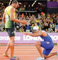  ??  ?? El estadounid­ense Justin Gatlin se rinde ante Usain Bolt después que acabó la final de los 100 metros en Londres 2017.
