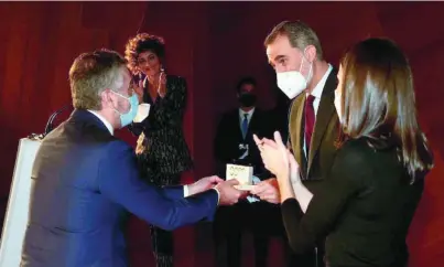  ?? EFE ?? Carlosd Alsina recibe el Premio de la APM, de manos del Rey Felipe VI