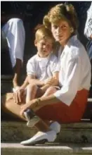  ?? FOTO BELGAIMAGE ?? De piepjonge prins Harry met prinses Diana in 1988.