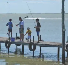  ??  ?? Embarcado y desde los muelles se obtienen bagres, carpas y también son posibles los pejerreyes. Un momento ideal para que los más chicos disfruten.