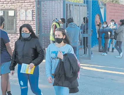  ?? GUILLERMO RODRÍGUEZ ADAMI ?? Sin pausa. Inmunizaci­ón en la Ciudad, ayer en el vacunatori­o del Club San Lorenzo.