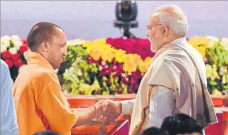  ?? SUBHANKAR CHAKRABORT­Y/HT PHOTO ?? ▪ Prime Minister Narendra Modi and chief minister Yogi Adityanath greeting each other at the ceremony in Lucknow.