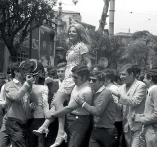  ??  ?? In corteo
9 maggio ‘68, Sandra Milo e un gruppo di studenti (foto Reporters Associati & Archivi)