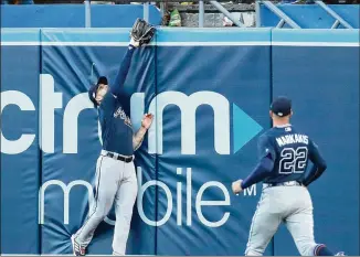  ?? CURTIS COMPTON / CCOMPTON@AJC.COM ?? Ender Inciarte, trying to make a catch Thursday on a ball hit by the Dodgers’ Joc Pederson, is likely to be moved up to No. 2 in the Braves’ batting order for tonight’s Game 3.