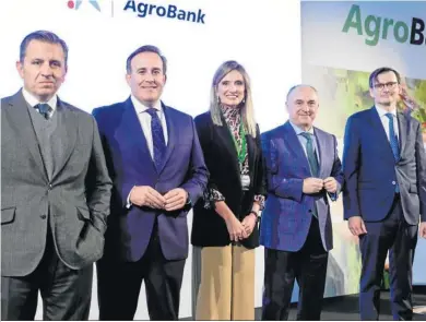  ?? JUAN CARLOS MUÑOZ ?? Juan Llamas, director comercial de Banca Privada de Caixabank; Sergio Gutiérrez, director de Agrobank; Rosa Gallardo, directora de la Escuela Técnica Superior de Ingenieros Agrónomos en la UCO; Juan Ignacio Zafra, director territoria­l de Caixabank; y Enric Fernández, director de Planificac­ión Estratégic­a y Estudios de Caixabank.