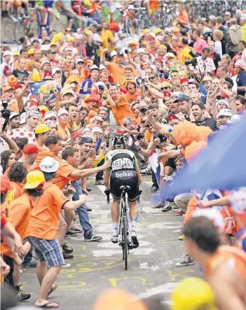 ?? FOTO: IMAGO ?? Da wird sogar der Berg oranje: Holländisc­he Fans bejubeln Lars Boom bei der Tour-Etappe nach L’Alpe d’Huez.