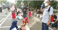  ?? SEPTIAN NUR HADI/JAWA POS ?? HASIL EVALUASI: Jam operasiona­l physical distancing Pasar Pegirian digeser menjadi lebih pagi agar jalan raya yang digunakan untuk berjualan bisa segera difungsika­n sebagaiman­a mestinya.