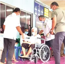  ??  ?? Penguang delivers the wheelchair, donated by Sabati, to the elderly longhouse resident.