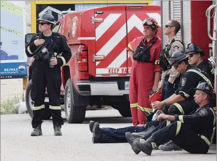  ?? JOE FRIES/The
Okanagan Weekend ?? Some of the 110 firefighte­rs from around B.C. who’ve been called to Penticton watch for signs of trouble on a hillside off Evergreen Drive on Friday afternoon.