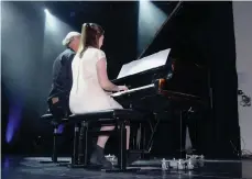  ??  ?? MAGISKT. Ett spännande nummer var ett pianospel där två personer spelade samtidigt.