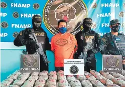  ?? FOTOS: EL HERALDO ?? Rafael padilla, apodado “parlante”, junto a la evidencia de los 52 paquetes de marihuana, encontrado­s en la cabina de su vehículo.