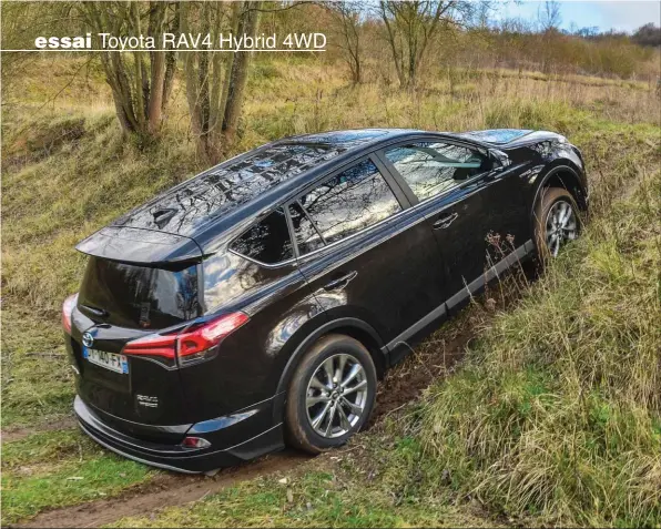  ??  ?? Incapable de grimper cette
petite déclivité, le RAV4 Hybrid est pénalisé par le schéma adopté pour ses quatre
roues motrices.