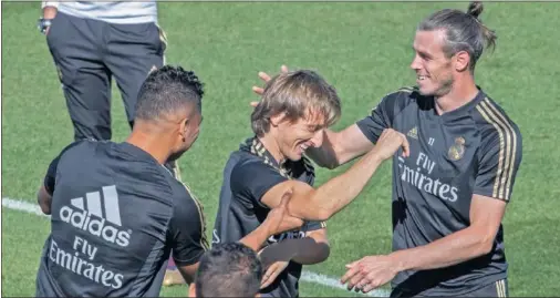  ??  ?? Modric y Bale, en una sesión en Valdebebas esta temporada. A ambos jugadores les une una gran amistad.