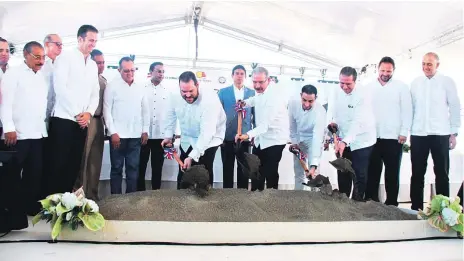  ?? EDGAR LANTIGUA/LISTÍN DIARIO ?? Apertura. El presidente Danilo Medina junto al ministro de Turismo, Francisco Javier García, el director de la Autoridad Portuaria Víctor Gómez Casanova y el CEO, del grupo ITM, Mauricio Hamui, socio principal del proyecto, dieron el primer palazo para la obra.