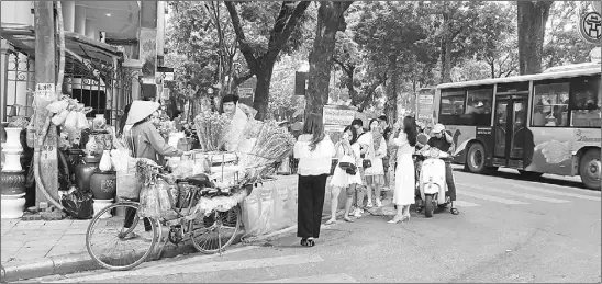  ?? ?? Mùa thu Hà Nội mang những sắc thái riêng biệt khiến nhiều người khó quên.