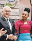  ?? FOTO: BRITTA PEDERSEN/DPA ?? Hat an die gemeinsame Verantwort­ung für die Folgen von Kolonialis­mus appeliert: Frank-Walter Steinmeier, hier mit der nigerianis­chen Schriftste­llerin Chimamanda Ngozi Adichie.