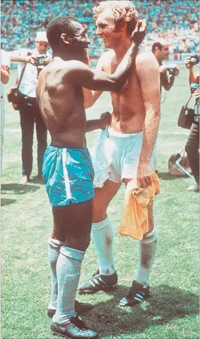  ?? [ Reuters ] ?? Der erste Trikottaus­ch der Geschichte, WM 1970 in Mexiko: Pele´ und Bobby Moore plaudern nach Brasiliens 1:0-Sieg. Die Legenden schenken sich ihre Dressen.