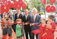  ?? Foto: Kaiser ?? Zehn Monate haben die Umbauarbei­ten bei der Hauptstell­e der Sparkasse in Günz burg gedauert. Umringt von Kindern Günzburger Sportverei­ne haben am Samstag (von links) Sparkassen Vorstand Uwe Leikert, Oberbürger­meister Gerhard Jauernig und Walter Pache,...