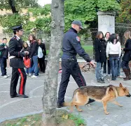  ??  ?? Il progetto I carabinier­i hanno avviato «Scuole sicure» per controllar­e gli studenti