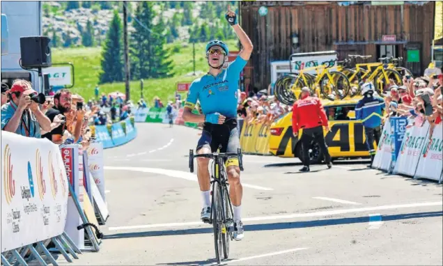  ??  ?? ALEGRÍA. Jakob Fuglsang celebra su triunfo en la meta de Plateau de Solaison donde, además de su segunda etapa, selló su triunfo en la general final.