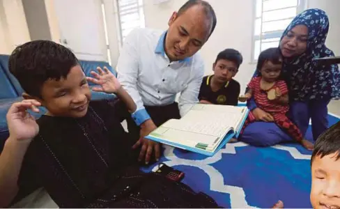  ??  ?? FAIZ dan Nur Izzah menyemak bacaan Ahmad Aqeel mengalunka­n ayat suci al-Quran.