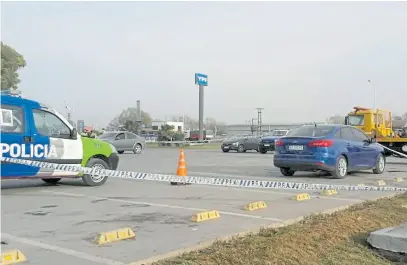  ?? El tiEmpo dE azul ?? El estacionam­iento de una estación de servicio fue escenario del enfrentami­ento