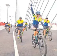  ?? ?? Unos 300 ciclistas recorriero­n el nuevo puente.