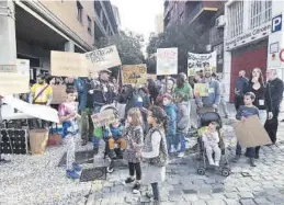  ?? ÁNGEL DE CASTRO ?? Una de las protestas en favor de la escuela de Caneto, frente a La Aljafería.