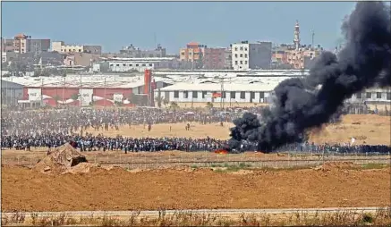  ??  ?? Des dizaines de milliers de Palestinie­ns ont manifesté à la frontière entre la bande de Gaza et l’Etat hébreu.
