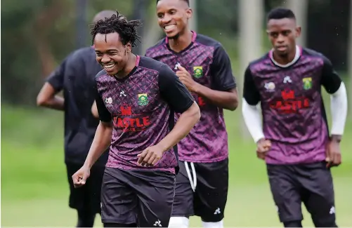  ?? SAMUEL SHIVAMBU BackpagePi­x ?? PERCY Tau, left, and Themba Zwane during a Bafana Bafana training session at Discovery Soccer Park in Pretoria.