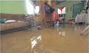  ?? ?? Alerta. Las autoridade­s no descartan más inundacion­es en las próximas horas.