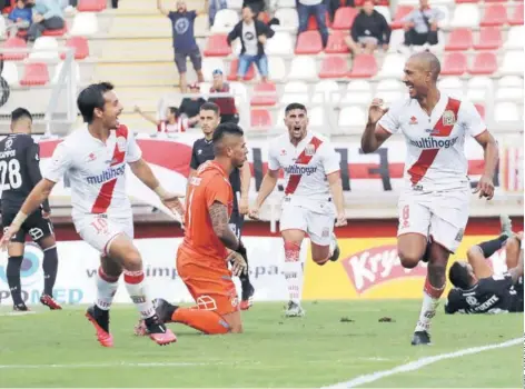  ??  ?? Diego Vera (a la derecha) celebra con Carlos Espinosa el único gol de Curicó sobre Colo Colo.
TORNEO NACIONAL 2020