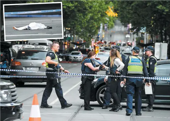  ?? PHOTO AFP ?? À la suite de l’attentat survenu dans le quartier des affaires, en milieu d’après-midi hier, les policiers ont érigé un périmètre de sécurité avant d’examiner la scène de crime. En mortaise, la victime gisant sur le sol, recouverte d’une couverture tout juste après le drame.