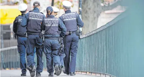  ?? FOTO: SEBASTIAN GOLLNOW/DPA ?? Polizisten im Einsatz in der Stuttgarte­r Innenstadt: Viele Beamte gehen bald in Pension. Bis sich die Zahl der Streifenpo­lizisten im Land spürbar erhöht, dauert es deswegen noch.
